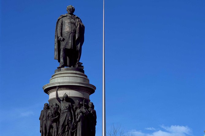 90 Minute Dublin Walking tour and Sightseeing tips - City Hall to Dublin Castle, From Dubhlinn to Stone and Books