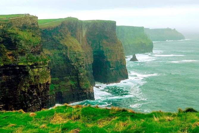 Cliffs Of Moher Tour In Spanish - Burren Crossing and the Quick Bonus at Dunguaire Castle