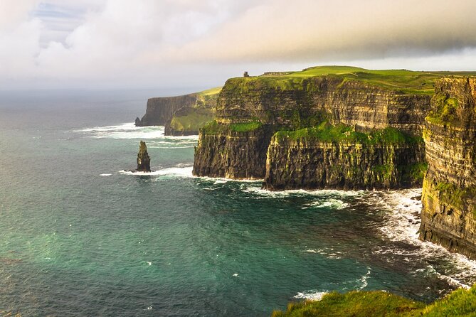 Day trip to Cliffs of Moher & Bunratty Castle and Ennis - Morning start in Dublin: the Barack Obama Plaza reset