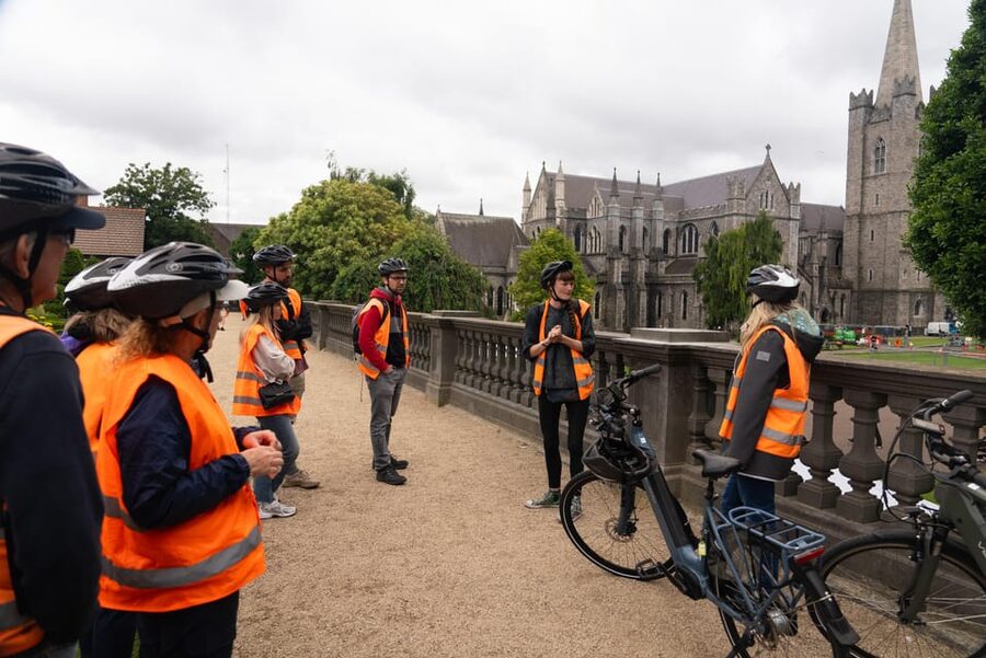 Dublin: Bike & E-Bike Tour with a Local Guide - Where to meet and what the first minutes feel like