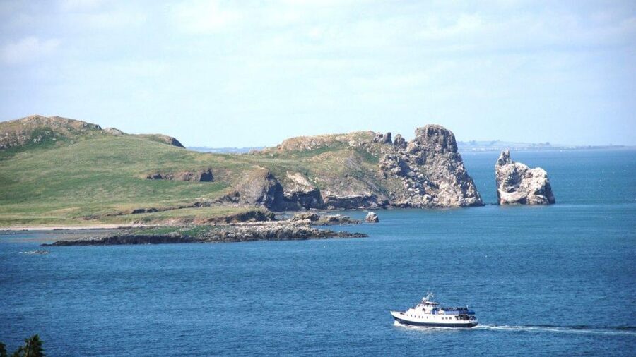 Dublin: Dublin Bay Cruise from Howth to Dun Laoghaire - Route view: Howth cliffs, Howth Head, lighthouses, Bull Island, and Dalkey Island