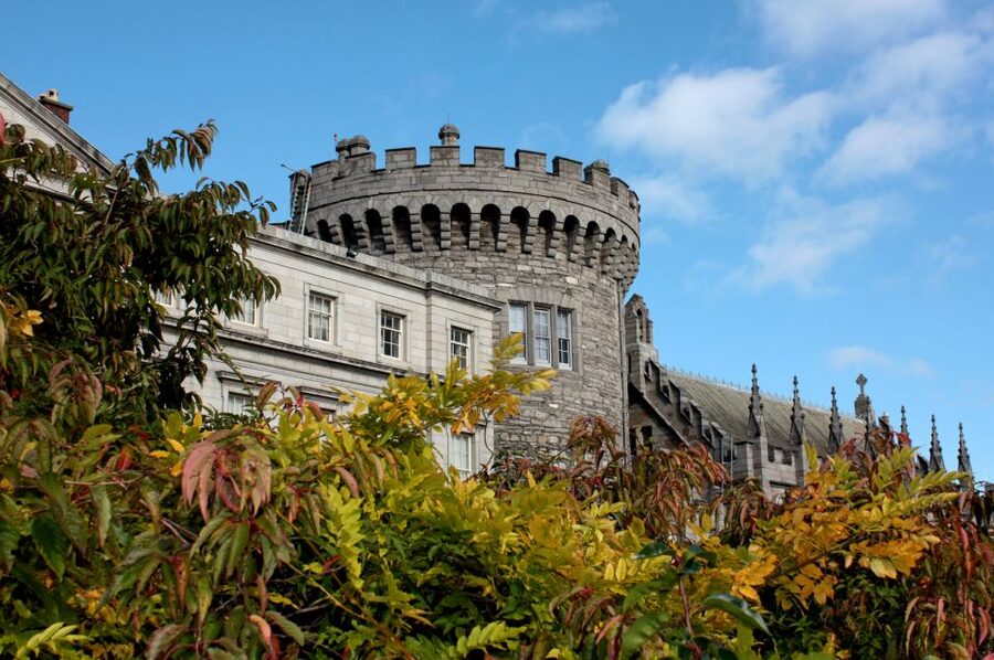 Dublin: Fast-Track Book of Kells Ticket & Dublin Castle Tour - Molly Malone photo stop: a quick Dublin rhythm reset
