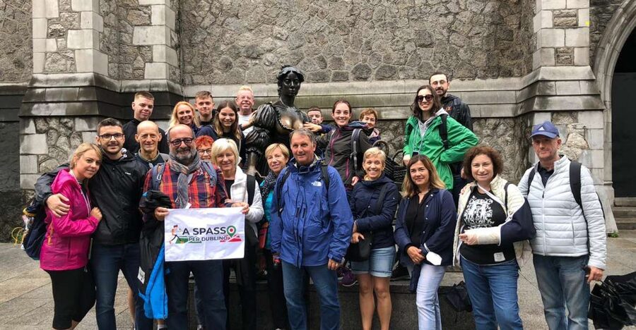 Dublin Highlights: 2.45-Hour Walking Tour in Italian - Trinity College area and the Molly Malone start