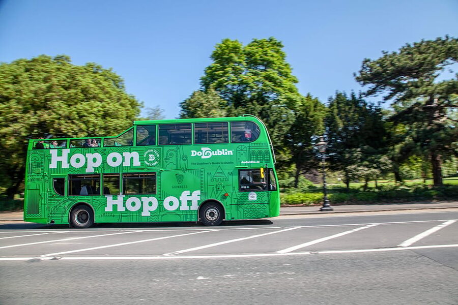 Dublin: Hop-on Hop-off Tour with Live German Commentary - East-side historic stops and the river connection
