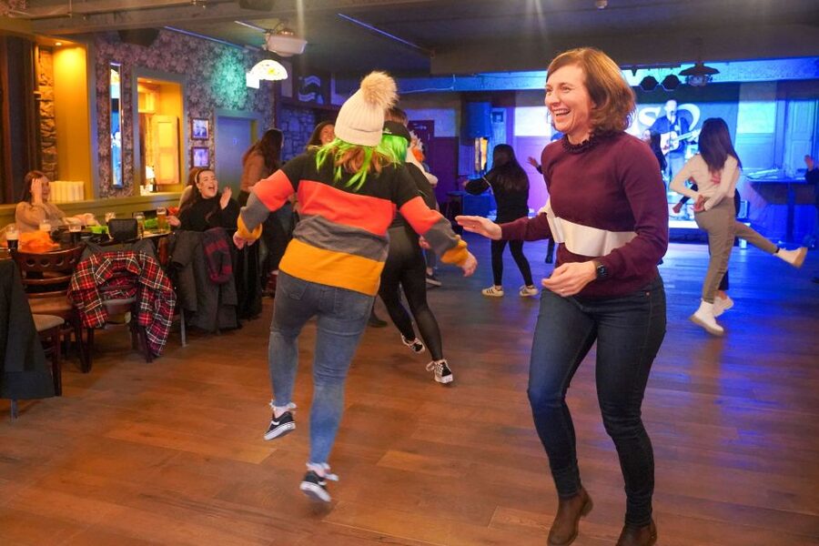 Dublin: Irish Music and Dance Show with Dance Lesson - Drinks and Food: Plan for a Pub, Not a Restaurant