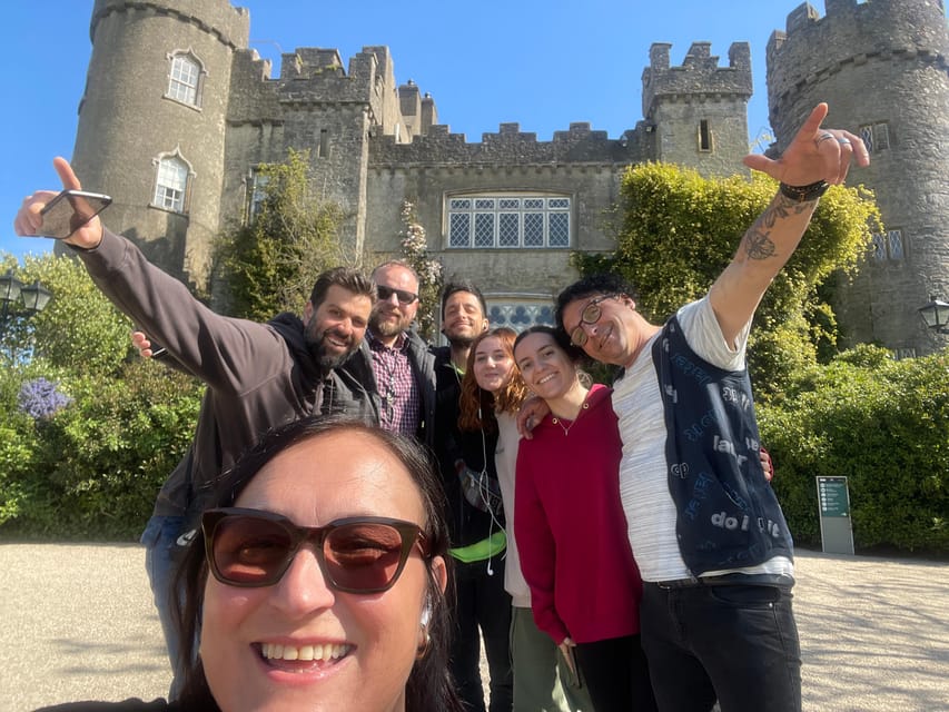 DUBLIN: Malahide castle and Howth MULTILINGUAL full day tour - Howth Fishermen’s Village: Harbor Life, Seal Sightings, and Lunch Freedom