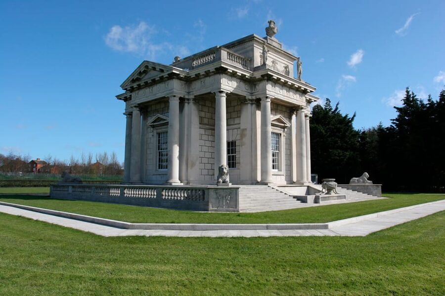 DUBLIN: Malahide castle and Howth MULTILINGUAL full day tour - Malahide Castle: Talbot Dynasties, Georgian Restorations, and Ghost Stories