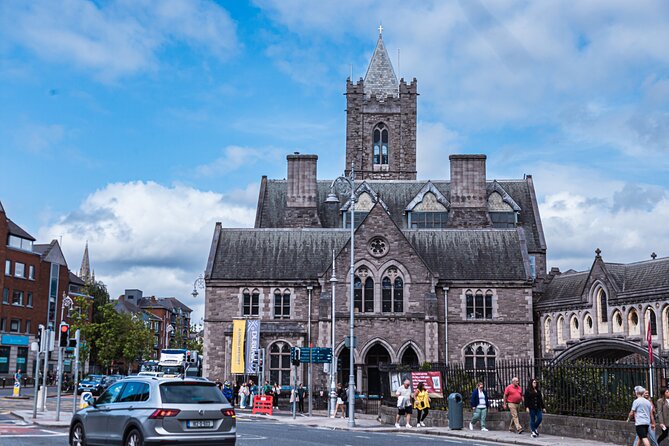 Dublin: Private Chauffeur Tour - Temple Bar for 40 Minutes: Let Yourself Snack, Browse, and Reset