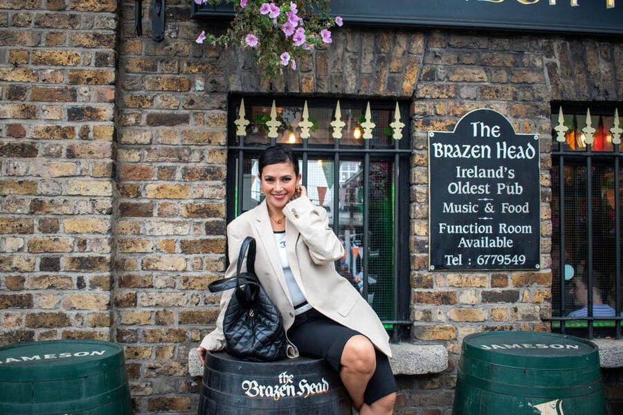 Dublin: Private Photo Experience - Starting at Molly Malone, Then Heading Straight to Classic Dublin Frames