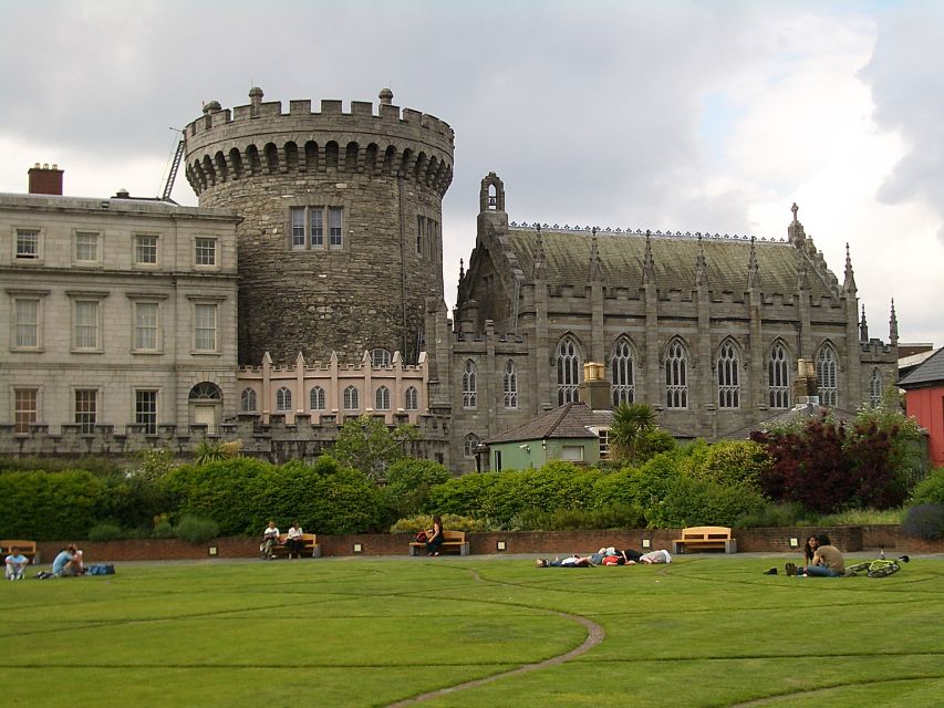 Dublin: Private Tour of City Monuments in Spanish - Trinity College Dublin: The Campus Mood and the Quick History Thread