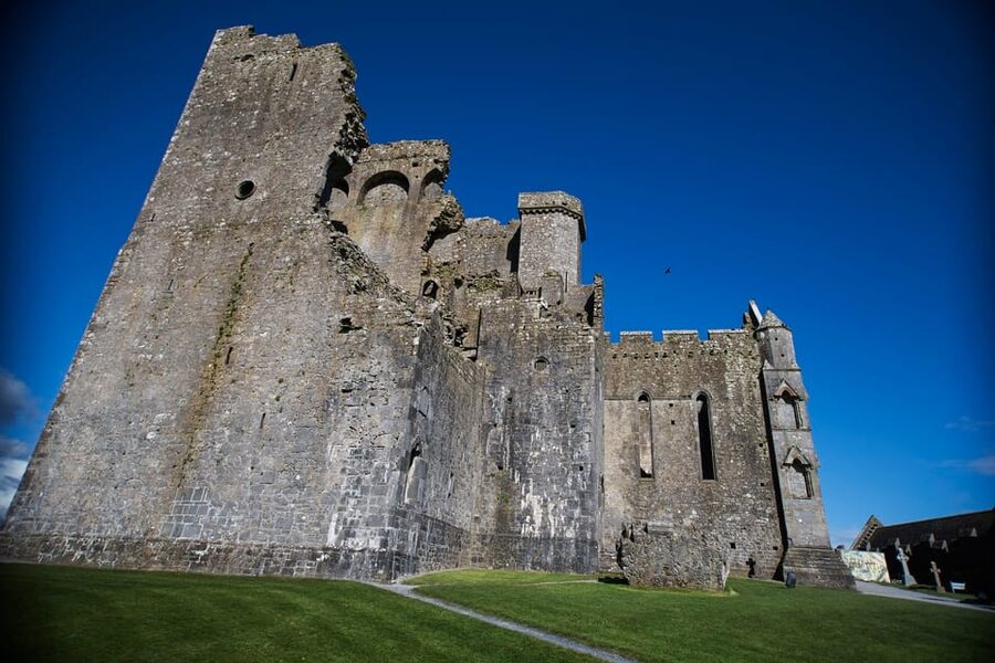 From Dublin:Cork,Cahir Castle,Rock of Cashel Tour in Spanish - Who this tour fits best, and who should skip it