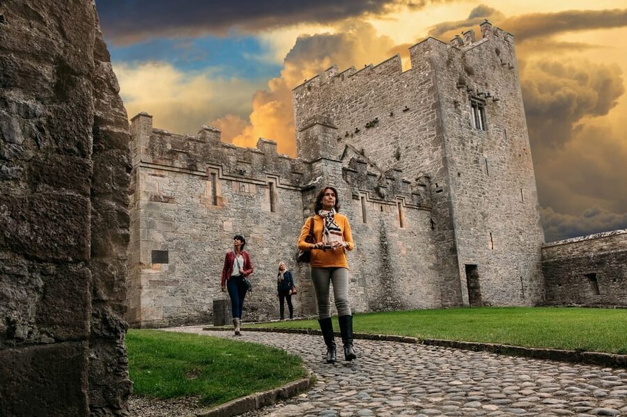 From Dublin:Cork,Cahir Castle,Rock of Cashel Tour in Spanish - From George’s Quay to Tara Station, how the day flows