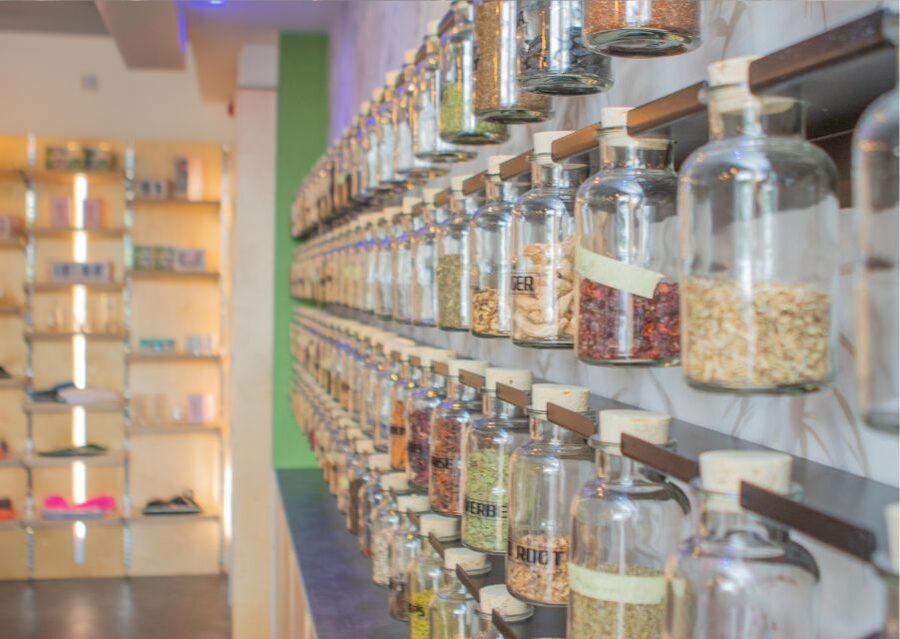 Gin School, distill you own gin, cocktails, tastings, food - Gourmet food box and snacks: the underrated part of any tasting day