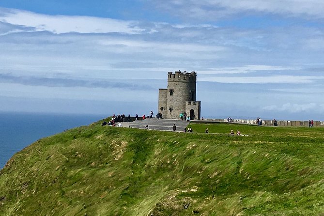 Scogliere di moher e Galway in italiano - Stop 1, Cliffs of Moher: walk time, sea spray, and birdlife at 220 meters