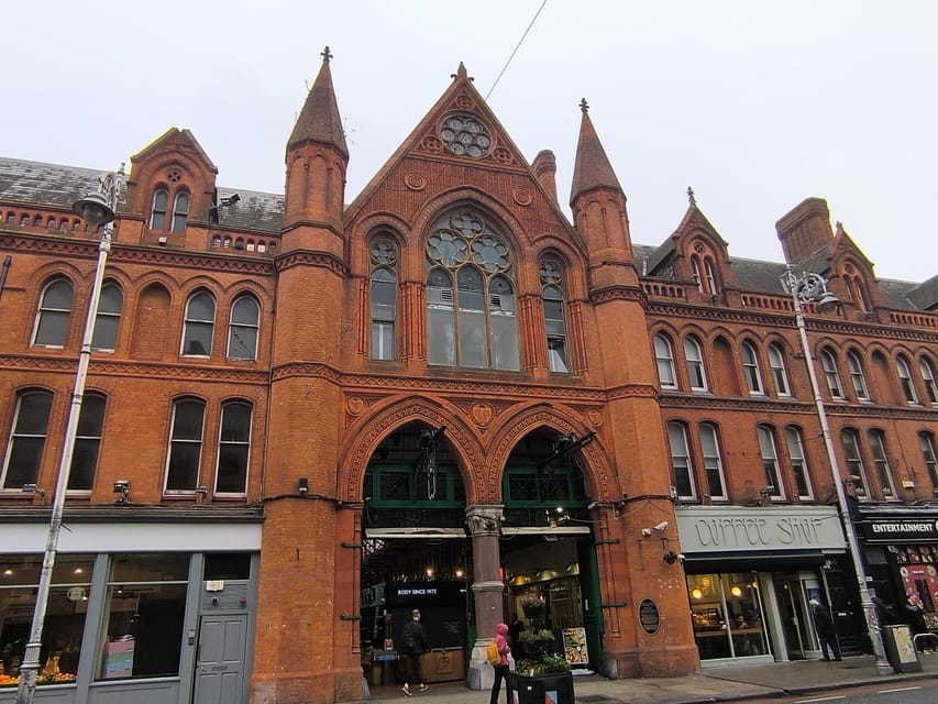 Secret and unusual Dublin: guided walking tour - Temple Bar, with street art and culture that make the neighborhood feel alive