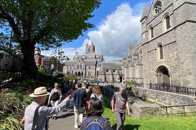 Small Group-Dublin Walking Tours - OConnell Bridge and the 1916 Easter Rising: Daniel OConnell and the Liffey in one stretch