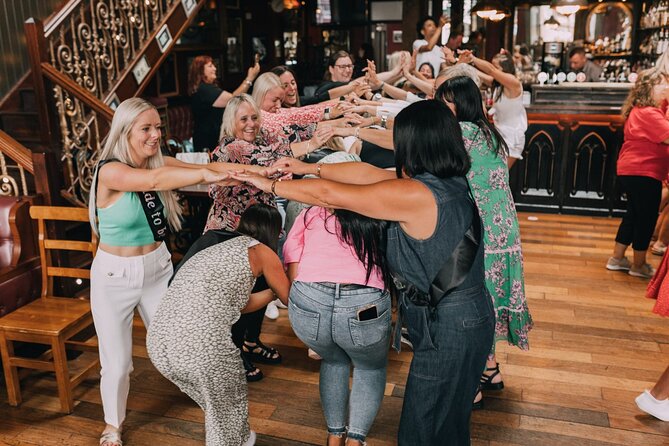 The Irish Dance Party in Dublin - The singer and MC hosting: Irish music with explanations