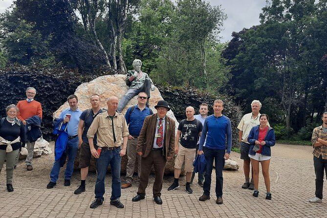 Walking tour in Merrion Square Park - Dublin Rogues Tour - Stop 2: Merrion Square statues, how the park tells its own history