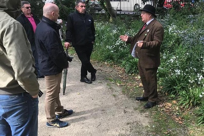 Walking tour in Merrion Square Park - Dublin Rogues Tour - The guide makes it click: Dave Kavanagh’s storytelling style