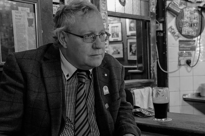 Walking tour in Merrion Square Park - Dublin Rogues Tour - How the park ties to Irish writers, and why that matters