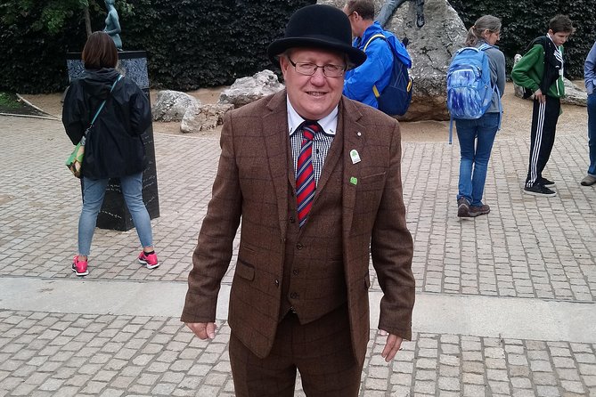 Walking tour in Merrion Square Park with a pint of Guinness Dublin Rogues Tour - Stop 1 at Merrion Square West, where the famous addresses come alive