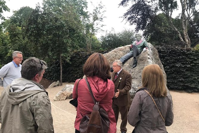 Walking tour in Merrion Square Park with a pint of Guinness Dublin Rogues Tour - The possible museum moment: when the walk adds an archaeology peek